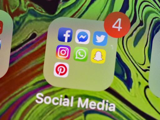 Display eines Mobilgerätes mit den Logos der Social-Media-Apps Facebook, Messenger, Twitter, Instagram, WhatsApp, Snapchat and Pinterest.