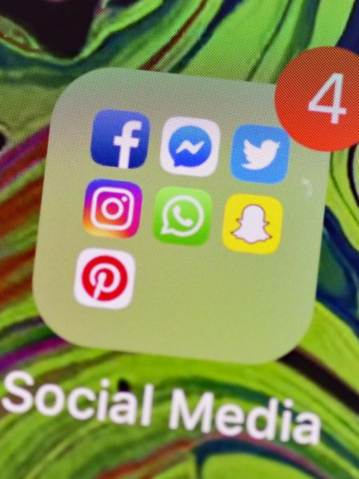 Display eines Mobilgerätes mit den Logos der Social-Media-Apps Facebook, Messenger, Twitter, Instagram, WhatsApp, Snapchat and Pinterest.
