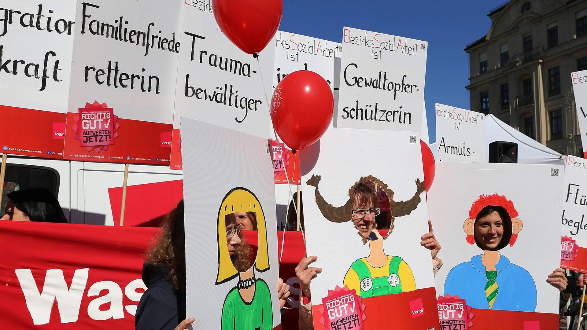 Kita-Mitarbeiter in München stellen sich auf Plakaten dar als "Familienfriedensretterin", "Traumabewältiger", "Gewaltopferschützerin" u.a. Kita-Mitarbeiter in München stellen sich auf Plakaten dar als "Familienfriedensretterin", "Traumabewältiger", "Gewaltopferschützerin" u.a.