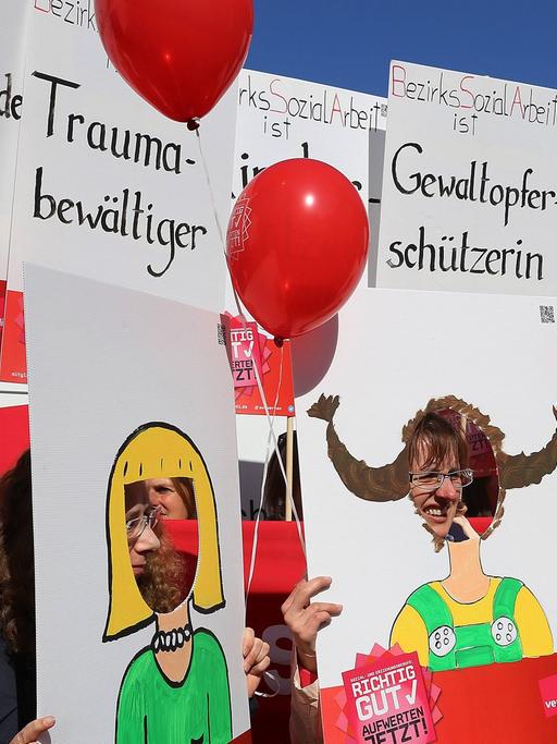 Kita-Mitarbeiter in München stellen sich auf Plakaten dar als "Familienfriedensretterin", "Traumabewältiger", "Gewaltopferschützerin" u.a.