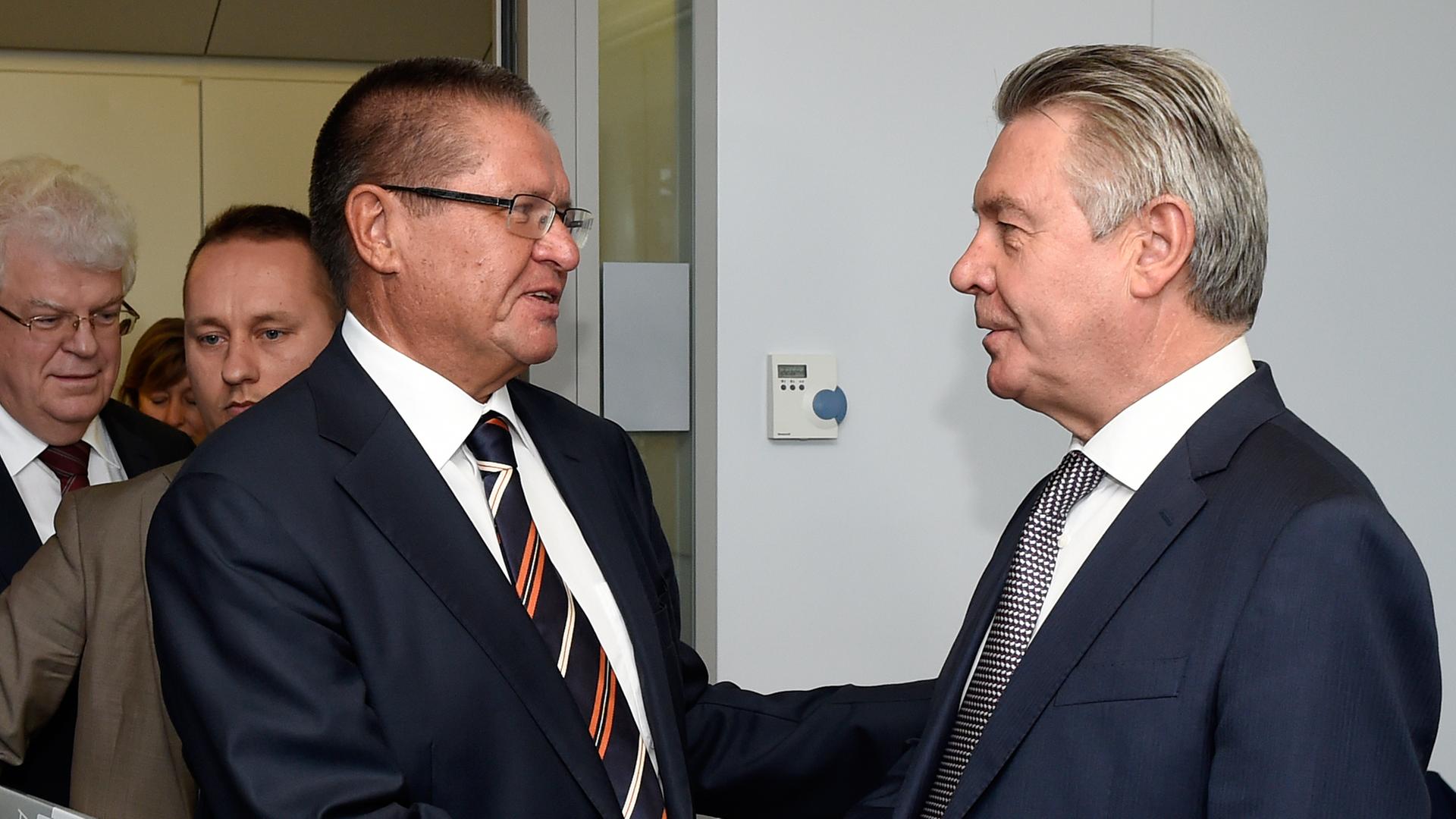 EU-Handelskommissar de Gucht (r.) schüttelt die Hand des russischen Wirtschaftsministers Uljukajew vor dem Treffen in Brüssel. EU-Handelskommissar de Gucht (r.) schüttelt die Hand des russischen Wirtschaftsministers Uljukajew vor dem Treffen in Brüssel.