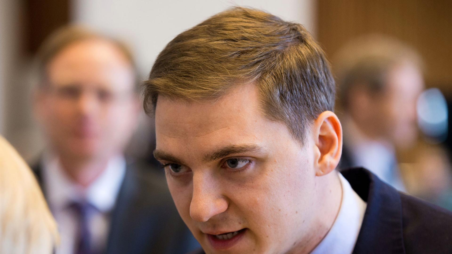 Der neue SPD-Abgeordnete Patrick Dahlemann ist am 09.04.2014 vor der Sitzung im Landtag in Schwerin (Mecklenburg-Vorpommern) im Plenarsaal zu sehen. Der neue SPD-Abgeordnete Patrick Dahlemann ist am 09.04.2014 vor der Sitzung im Landtag in Schwerin (Mecklenburg-Vorpommern) im Plenarsaal zu sehen.