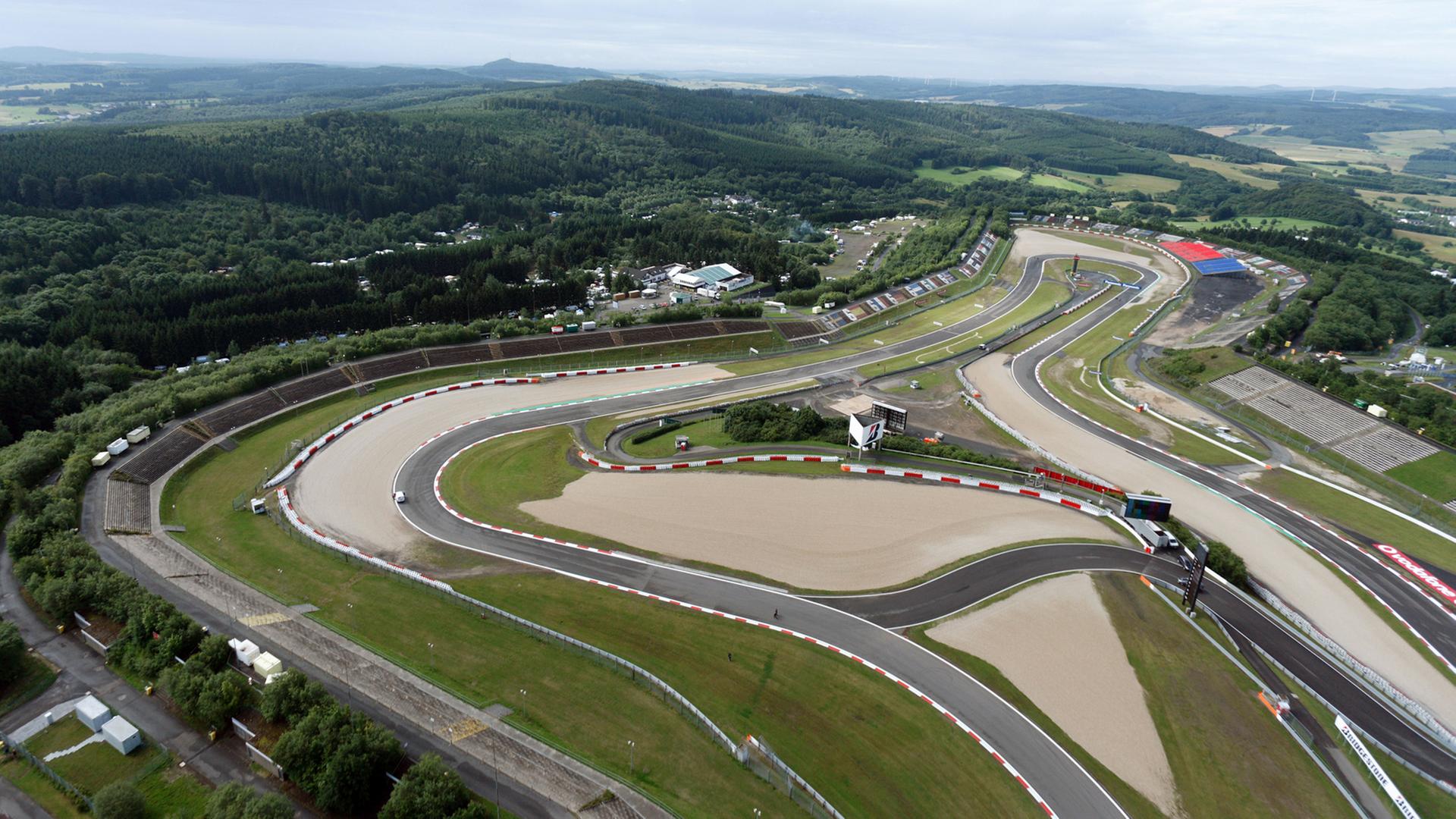 Die Luftaufnahme vom Donnerstag (09.07.2009) zeigt die Grnad-Prix-Strecke am 250-Millionen-Euro-Projekt Nürburgring 2009. Drei Tage vor dem Großen Preis von Deutschland wurde das 250 Milionen Euro Projekt «Nürburgring 2009» eröffnet, mit dem sich die Traditionsstrecke des Motorsports zum ganzjährigen Freizeit- und Geschäftszentrum wandeln soll. Die Luftaufnahme vom Donnerstag (09.07.2009) zeigt die Grnad-Prix-Strecke am 250-Millionen-Euro-Projekt Nürburgring 2009. Drei Tage vor dem Großen Preis von Deutschland wurde das 250 Milionen Euro Projekt «Nürburgring 2009» eröffnet, mit dem sich die Traditionsstrecke des Motorsports zum ganzjährigen Freizeit- und Geschäftszentrum wandeln soll.