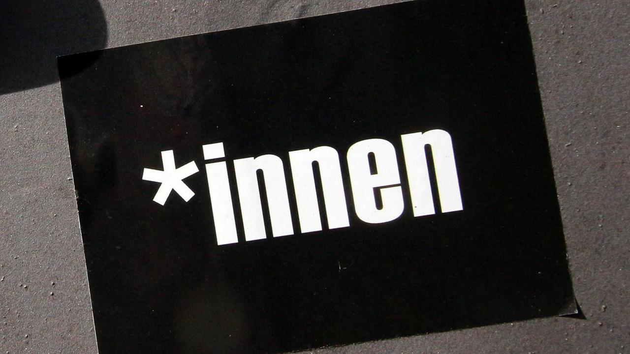 Aufkleber mit der Aufschrift *innen an einem Stromkasten in Frankfurt am Main. Aufkleber mit der Aufschrift *innen an einem Stromkasten in Frankfurt am Main.