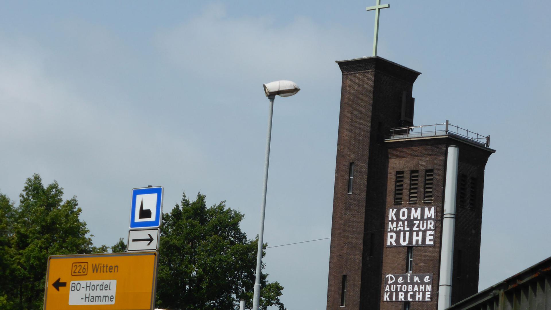 Die Autobahnkirche in Bochum an der A40 mit der Aufschrift "Komm mal zur Ruhe" und "Deine Autobahnkirche". Die Autobahnkirche in Bochum an der A40 mit der Aufschrift "Komm mal zur Ruhe" und "Deine Autobahnkirche".