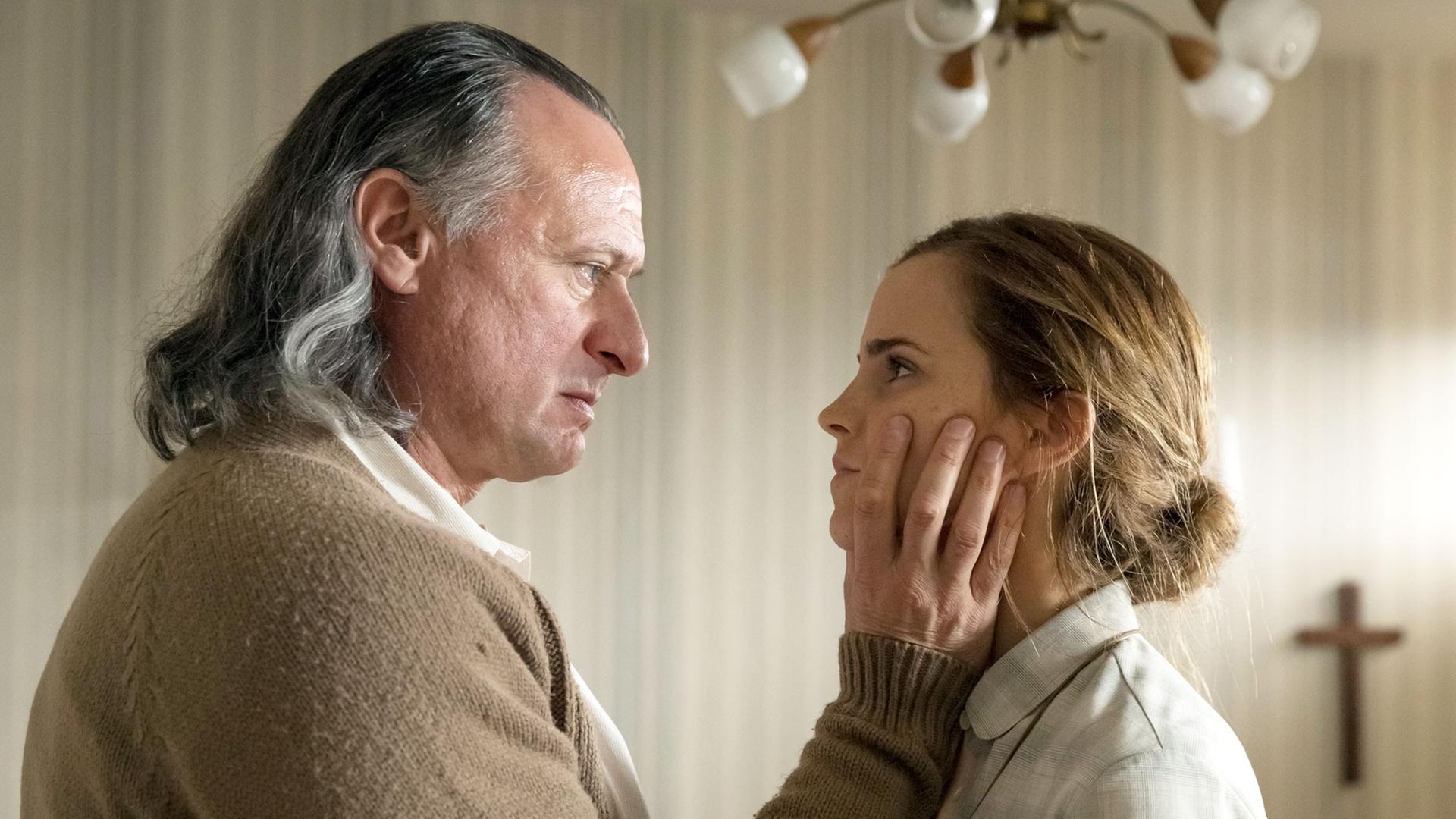 Lena (Emma Watson) und Sektenführer Paul Schäfer (Mikael Nyqvist) in dem Film "Colonia" Lena (Emma Watson) und Sektenführer Paul Schäfer (Mikael Nyqvist) in dem Film "Colonia"