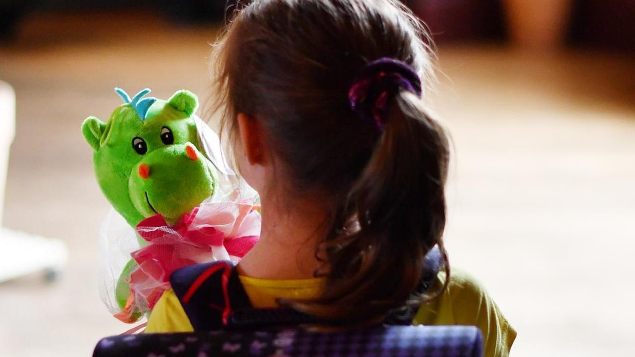 Hilfsbedürftige Kinder erhalten am 03.08.2016 in Dresden (Sachsen) Zuckertüten zum Schulanfang, die von verschiedenen Sponsoren bei der AWO Aktion Zuckertüte gespendet wurden. Hilfsbedürftige Kinder erhalten am 03.08.2016 in Dresden (Sachsen) Zuckertüten zum Schulanfang, die von verschiedenen Sponsoren bei der AWO Aktion Zuckertüte gespendet wurden.