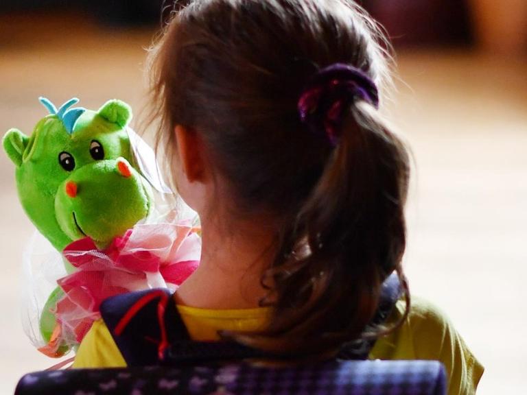 Hilfsbedürftige Kinder erhalten am 03.08.2016 in Dresden (Sachsen) Zuckertüten zum Schulanfang, die von verschiedenen Sponsoren bei der AWO Aktion Zuckertüte gespendet wurden.