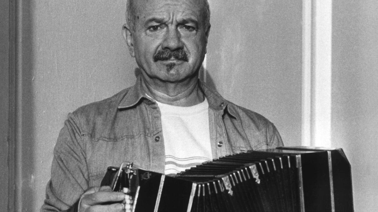 Der argentinische Musiker Astor Piazzolla, der grossen Anteil an der Tango-Renaissance in Deutschland hatte, aufgenommen während einer Pressekonferenz zum Start seiner Deutschland-Tournee in Hamburg am 16.10.1984. Der argentinische Musiker Astor Piazzolla, der grossen Anteil an der Tango-Renaissance in Deutschland hatte, aufgenommen während einer Pressekonferenz zum Start seiner Deutschland-Tournee in Hamburg am 16.10.1984.