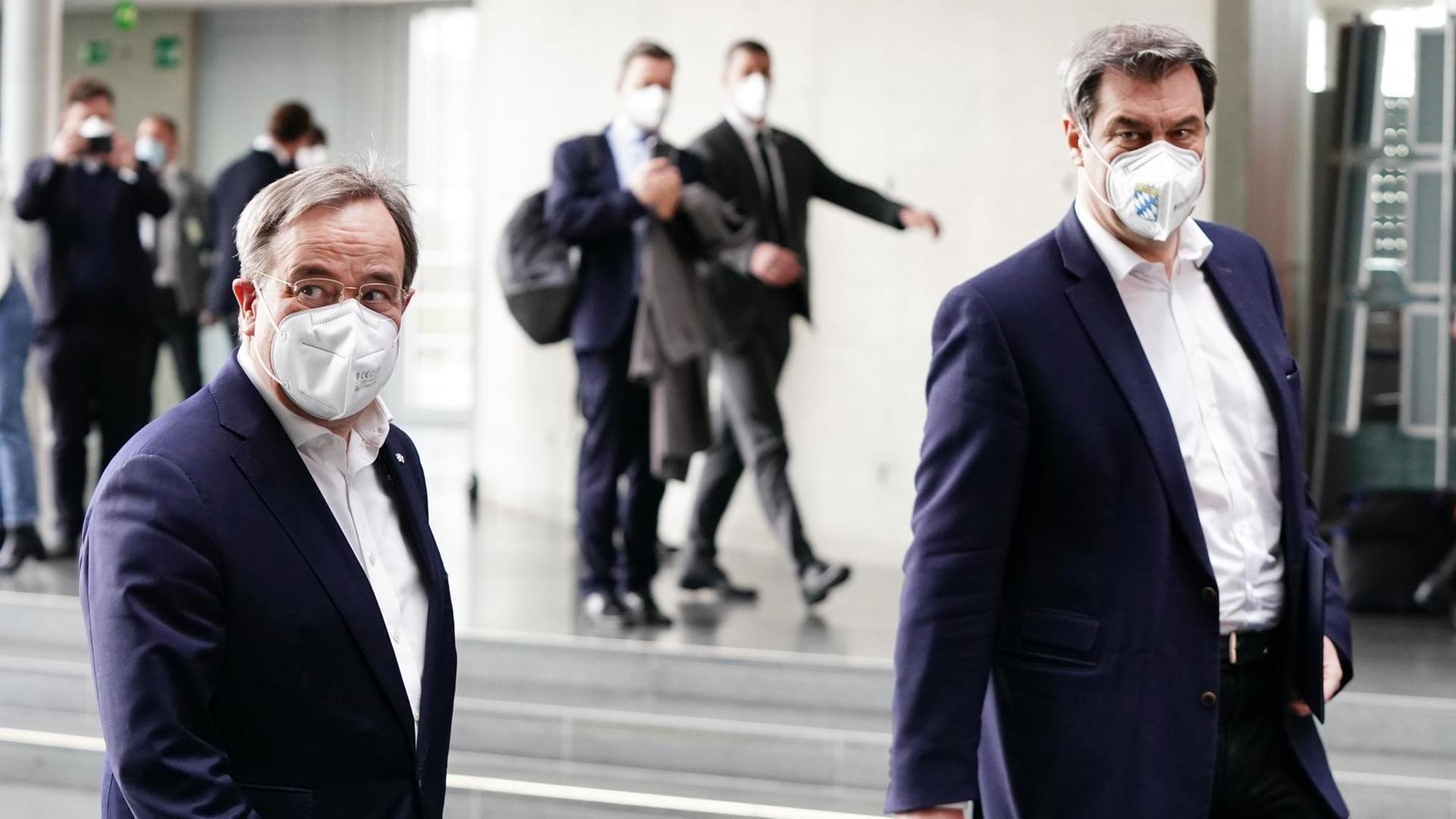 Markus Söder (r, CSU), Ministerpräsident von Bayern und CSU-Vorsitzender, kommt neben Armin Laschet, CDU-Bundesvorsitzender und Ministerpräsident von Nordrhein-Westfalen, zu einer Pressekonferenz bei der Klausurtagung des Geschäftsführenden Vorstands der Unionsfraktion im Bundestag Markus Söder (r, CSU), Ministerpräsident von Bayern und CSU-Vorsitzender, kommt neben Armin Laschet, CDU-Bundesvorsitzender und Ministerpräsident von Nordrhein-Westfalen, zu einer Pressekonferenz bei der Klausurtagung des Geschäftsführenden Vorstands der Unionsfraktion im Bundestag