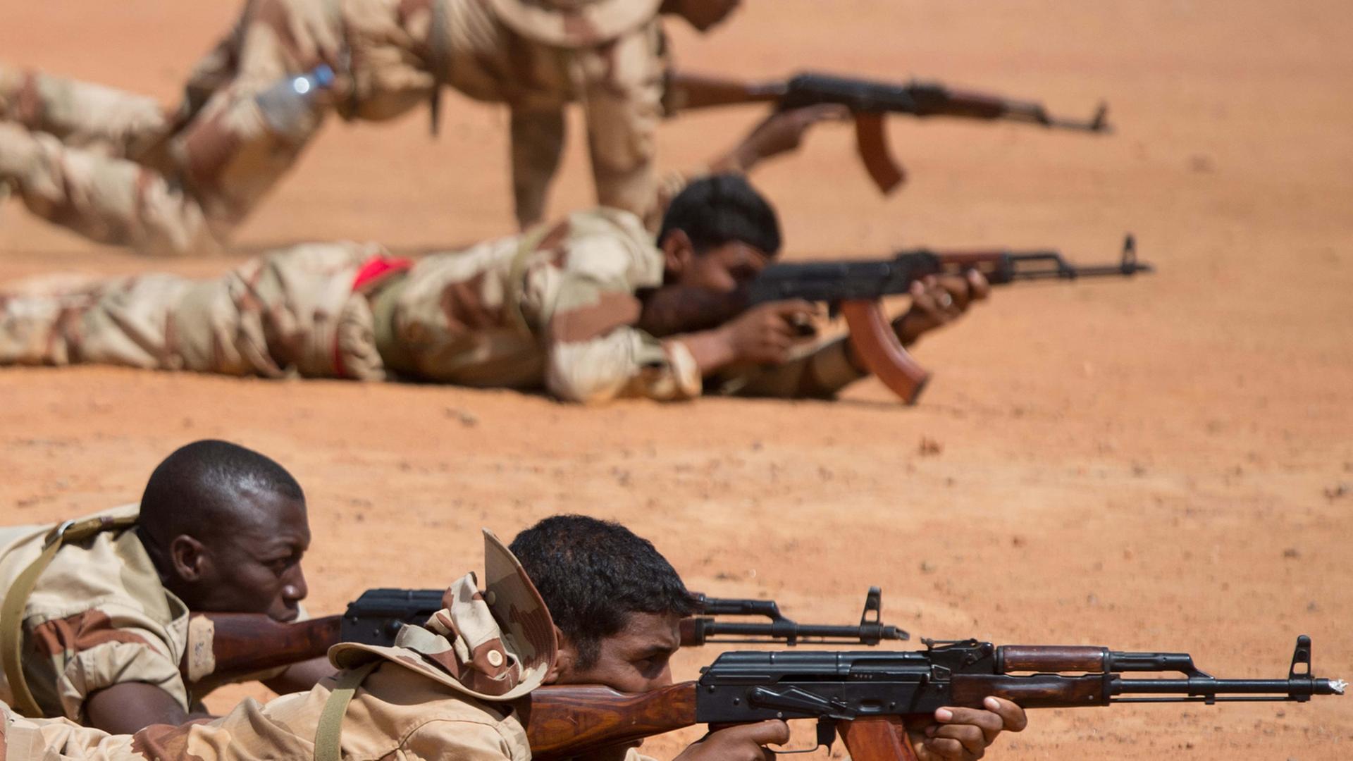 Malische Soldaten in der Ausbildung - unterstützt von der Bundeswehr Malische Soldaten in der Ausbildung - unterstützt von der Bundeswehr