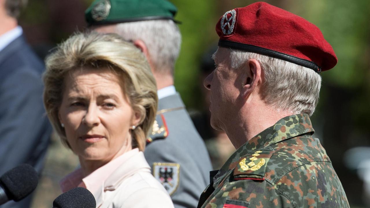 Bundesverteidigungsministerin Ursula von der Leyen (CDU) und Generalinspekteur der Bundeswehr Volker Wieker (l-r), stehen am 03.05.2017 beim Besuch des Jägerbataillons 291 der Bundeswehr in Illkirch bei Straßburg (Frankreich) vor Journalisten und geben ein Pressestatement. Der terrorverdächtige Oberleutnant Franco A. hat dort seinen Dienst verrichtet. Bundesverteidigungsministerin Ursula von der Leyen (CDU) und Generalinspekteur der Bundeswehr Volker Wieker (l-r), stehen am 03.05.2017 beim Besuch des Jägerbataillons 291 der Bundeswehr in Illkirch bei Straßburg (Frankreich) vor Journalisten und geben ein Pressestatement. Der terrorverdächtige Oberleutnant Franco A. hat dort seinen Dienst verrichtet.