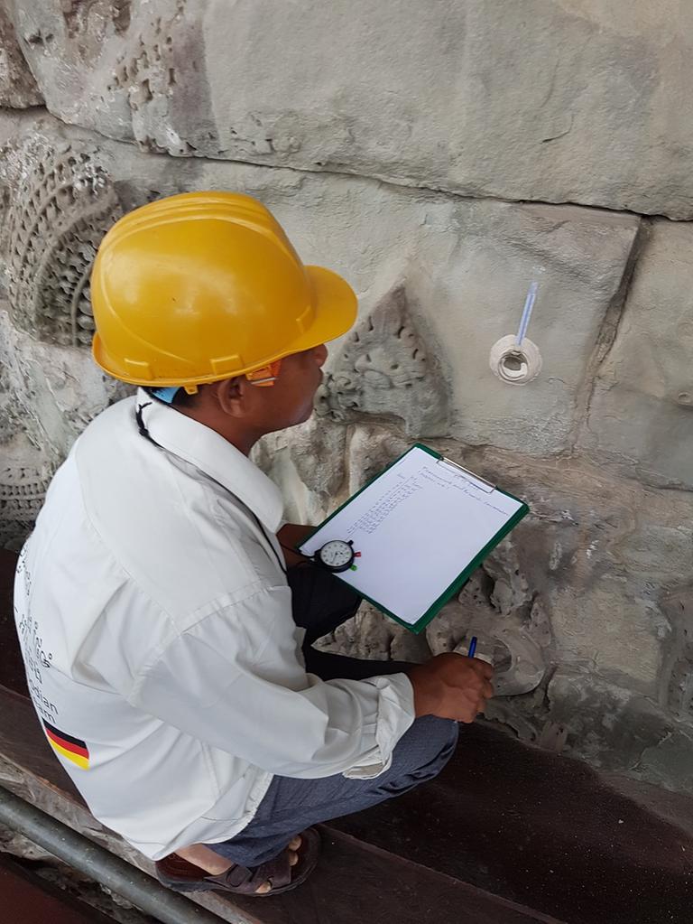 Ein Forscher liest auf einem in Messgerät für Wasseraufnahme Ein Forscher liest auf einem in Messgerät für Wasseraufnahme