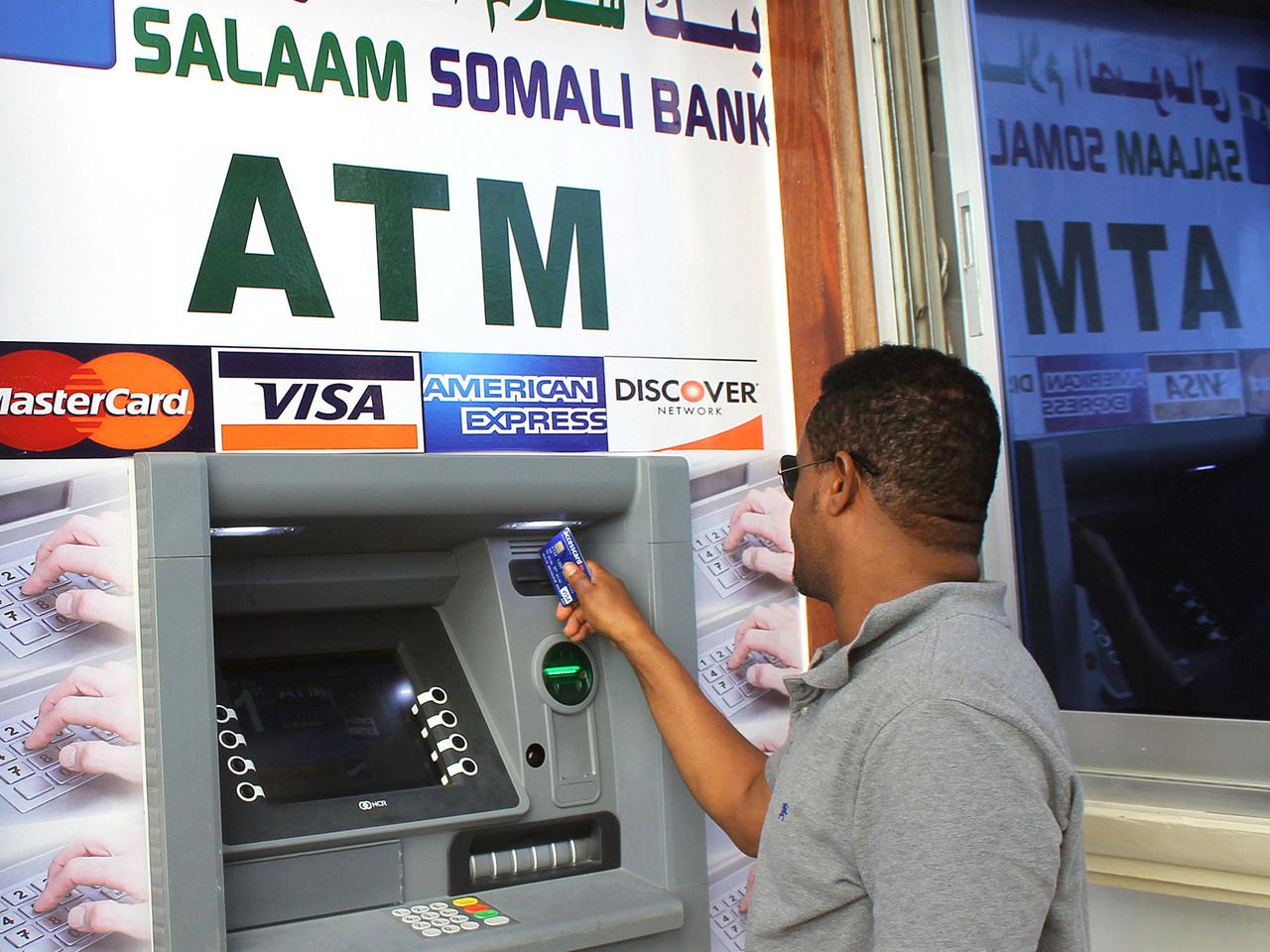 Somalia, Mogadishu : Ein somalischer Mann benutzt den ersten Geldautomaten der somalischen Hauptstadt Mogadishu.