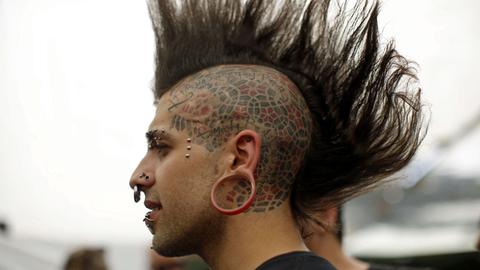 Ein Israeli zeigt am 6.6.2015 seine Tätowierungen und Piercings während der Tattoo Convention in Tel Aviv, auf der sich die besten Tattoo-Künstler des Landes präsentieren.