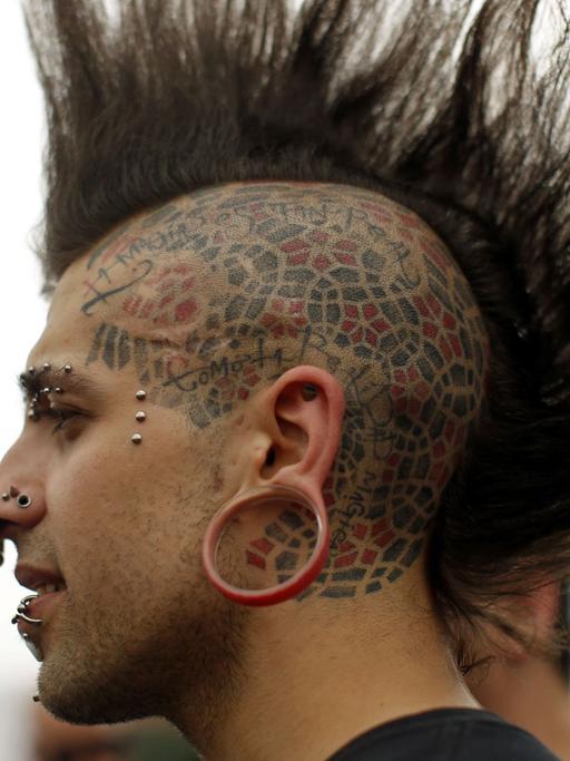 Ein Israeli zeigt am 6.6.2015 seine Tätowierungen und Piercings während der Tattoo Convention in Tel Aviv, auf der sich die besten Tattoo-Künstler des Landes präsentieren.