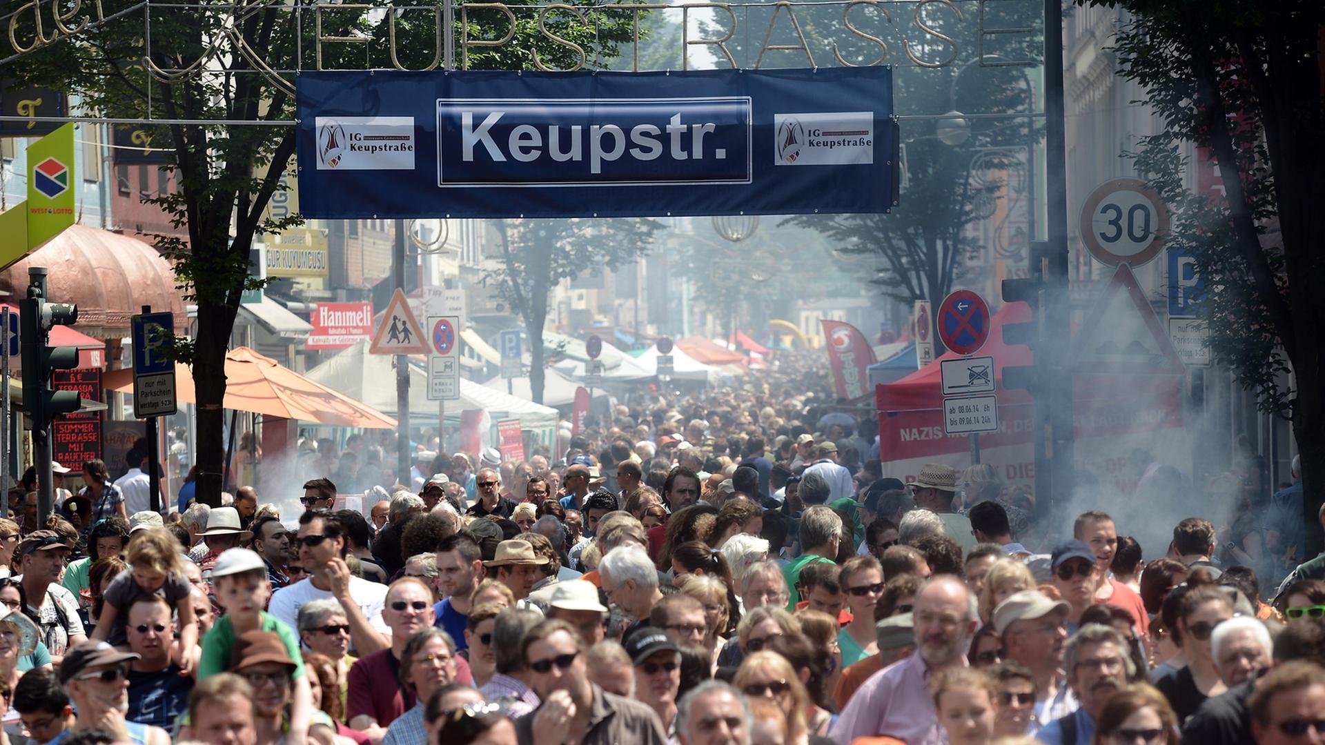 Tausende Menschen drängen am 08.06.2014 beim Kulturfest "Birlikte - Zusammenstehen" zum Gedenken an den vermutlich von der NSU vor zehn Jahren verübten Nagelbombenanschlag in Köln (Nordrhein-Westfalen) durch die Keupstraße. Tausende Menschen drängen am 08.06.2014 beim Kulturfest "Birlikte - Zusammenstehen" zum Gedenken an den vermutlich von der NSU vor zehn Jahren verübten Nagelbombenanschlag in Köln (Nordrhein-Westfalen) durch die Keupstraße.