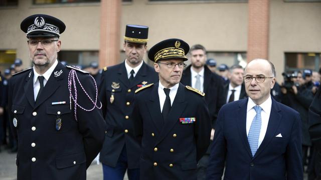 Frankreichs Innenminister Bernard Cazeneuve (r.) besucht eine Polizei-Station in Toulouse.