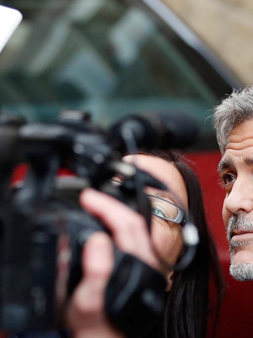 Der Schauspieler George Clooney posiert außerhalb des Social Bite Cafés in Edinburgh, Schottland, im November 2015 für Fotografen.