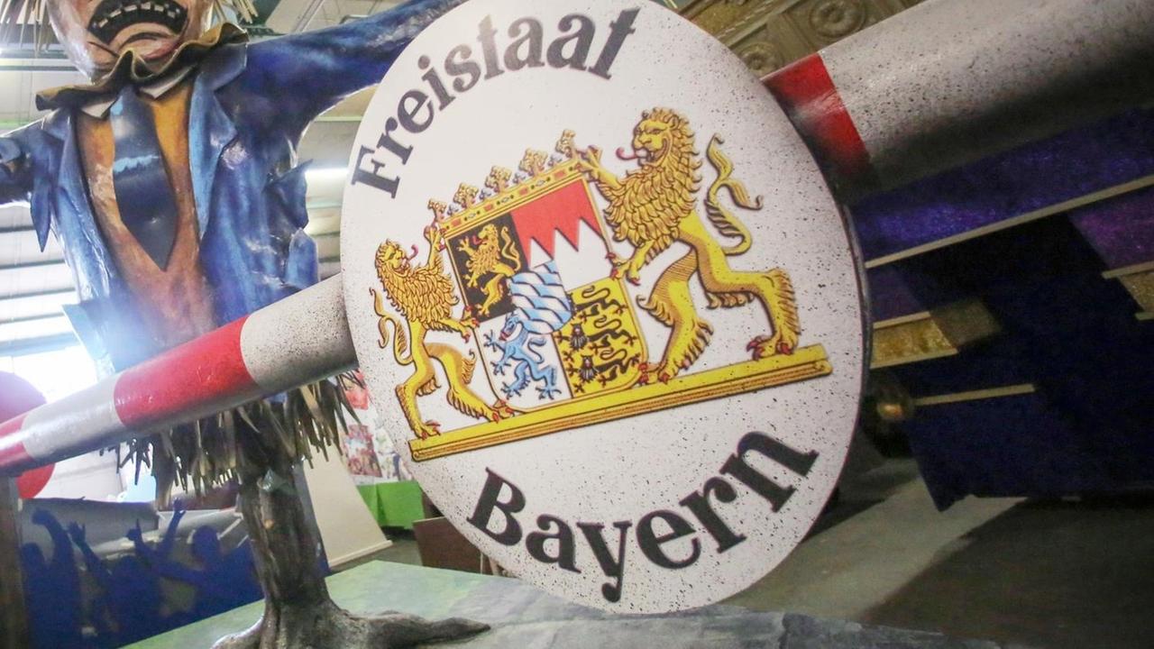 Der Motivwagen 72 (CSU - Willkommenskultur), eine CSU-Vogelscheuche mit einem "NO-Refugees!" Der Motivwagen 72 (CSU - Willkommenskultur), eine CSU-Vogelscheuche mit einem "NO-Refugees!"