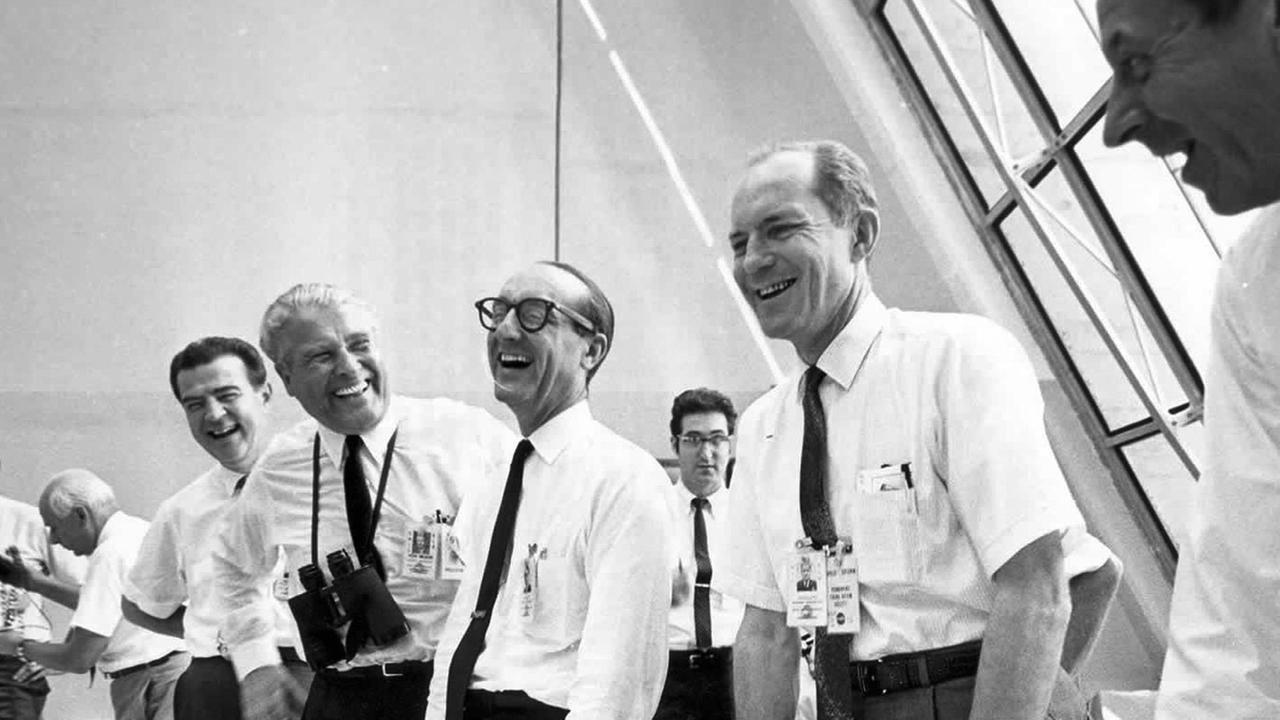 Charles W. Mathews, Dr. Wernher von Braun, Direktor des Marshall Space Flight Center, George Mueller und Lt. Gen. Samuel C. Phillips, Direktor des Apollo Programms freuen sich über den erfolgreichen Start der Trägerrakete im Kontrollzentrum am 16. Juli 1969.