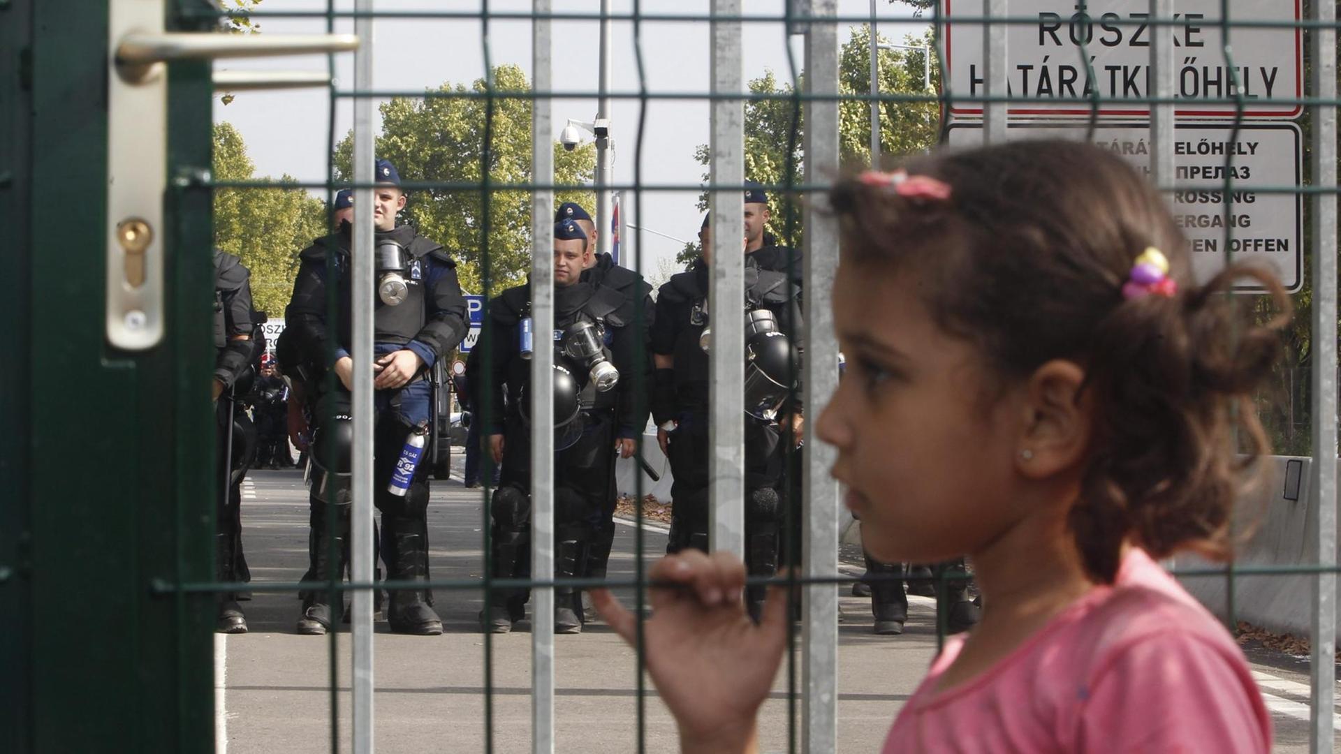 Ein Flüchtlingskind an der geschlossenen ungarisch-serbischen Grenze. Ein Flüchtlingskind an der geschlossenen ungarisch-serbischen Grenze.