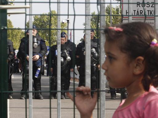 Ein Flüchtlingskind an der geschlossenen ungarisch-serbischen Grenze.