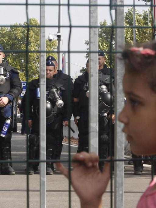 Ein Flüchtlingskind an der geschlossenen ungarisch-serbischen Grenze.