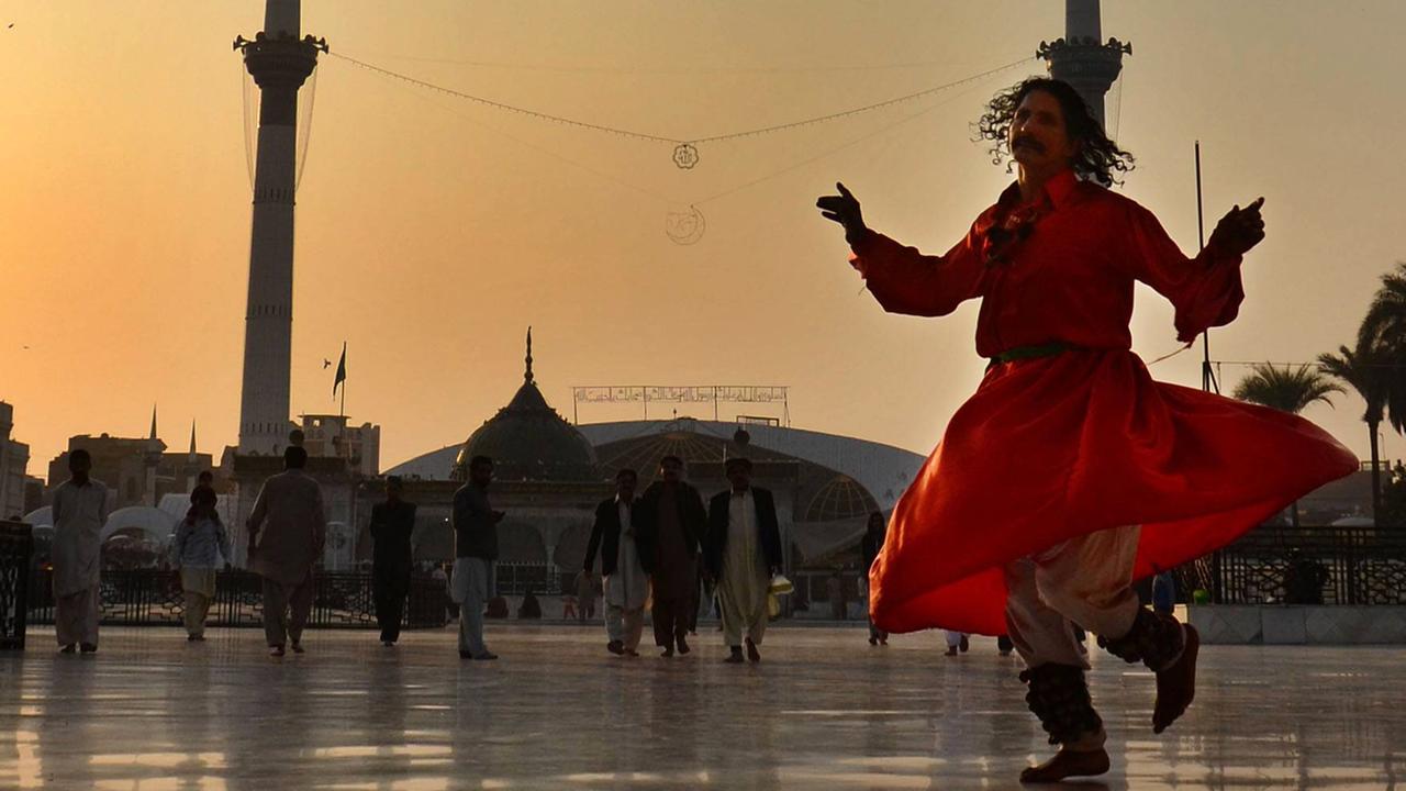 Ein pakistanischer Muslim beim Data Ganj Bakhsh Festival in Lahore, benannt nach einem Sufi aus dem 11. Jahrhundert Ein pakistanischer Muslim beim Data Ganj Bakhsh Festival in Lahore, benannt nach einem Sufi aus dem 11. Jahrhundert