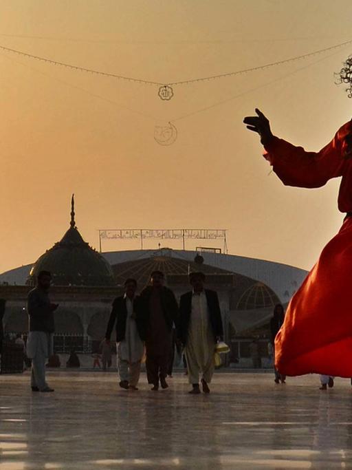 Ein pakistanischer Muslim beim Data Ganj Bakhsh Festival in Lahore, benannt nach einem Sufi aus dem 11. Jahrhundert