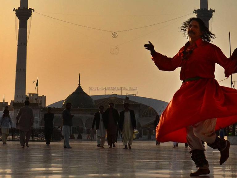 Ein pakistanischer Muslim beim Data Ganj Bakhsh Festival in Lahore, benannt nach einem Sufi aus dem 11. Jahrhundert