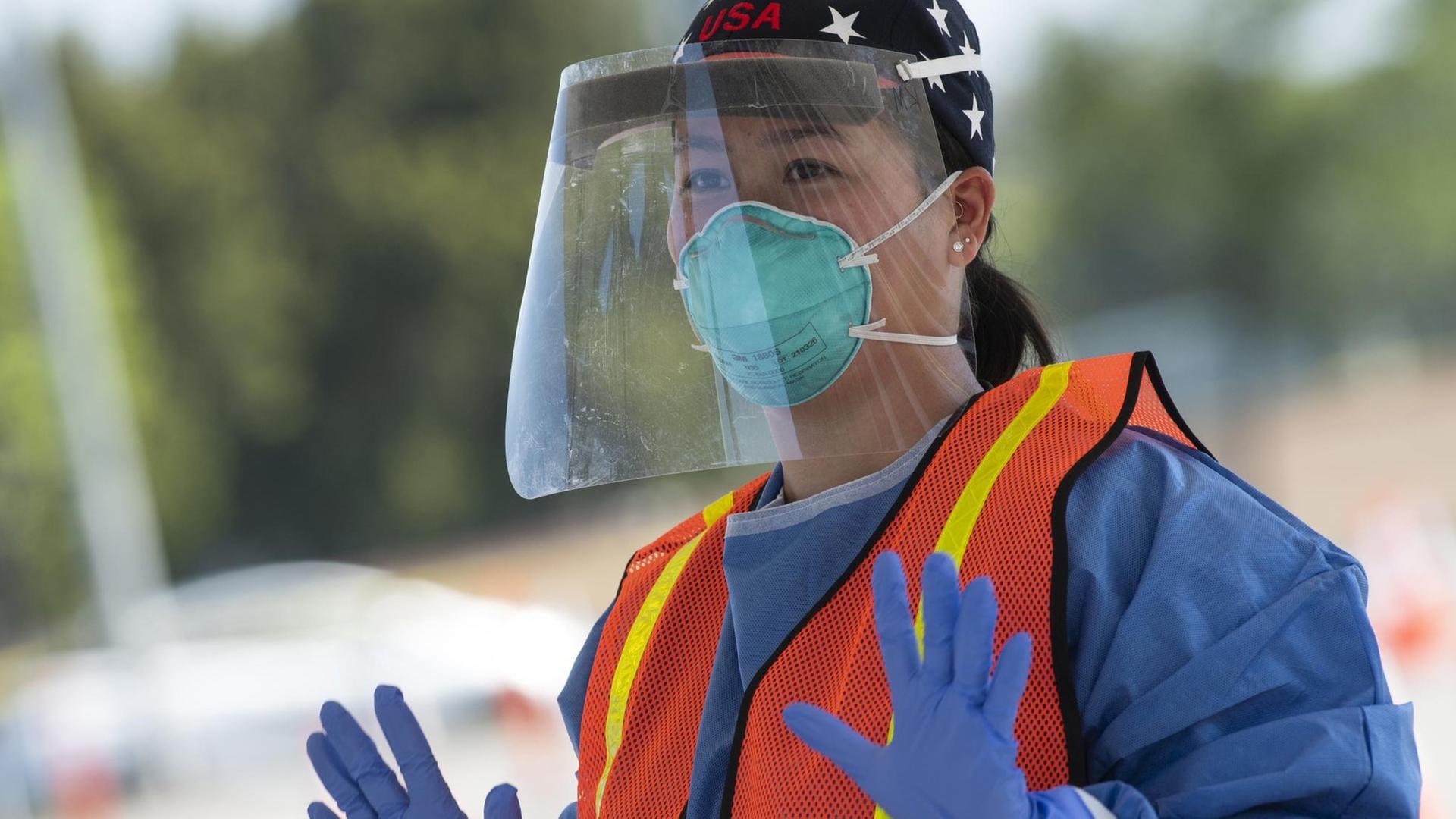 Eine Krankenschwester in Los Angeles im einer Coronavirus-Teststation. Eine Krankenschwester in Los Angeles im einer Coronavirus-Teststation.