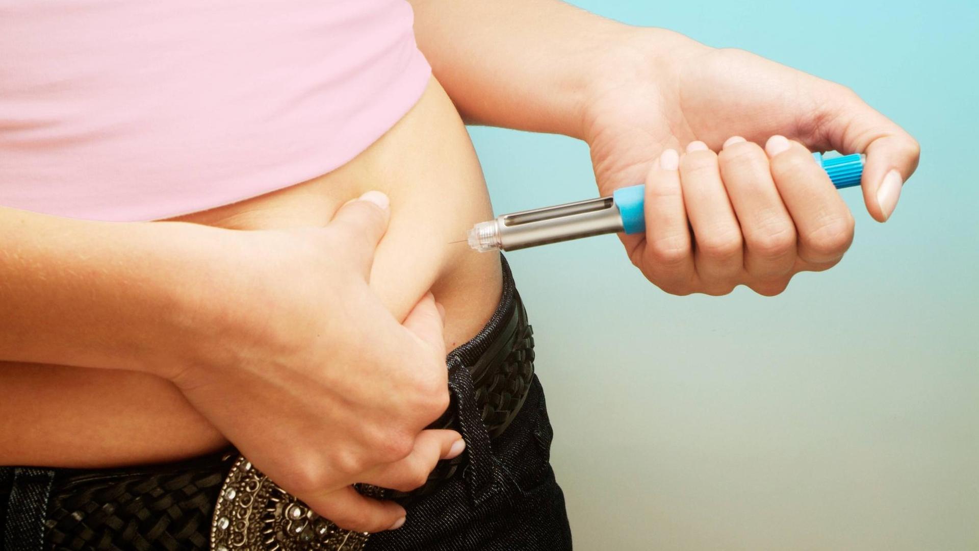 Eine Diabetikerin spritzt sich Insulin Eine Diabetikerin spritzt sich Insulin