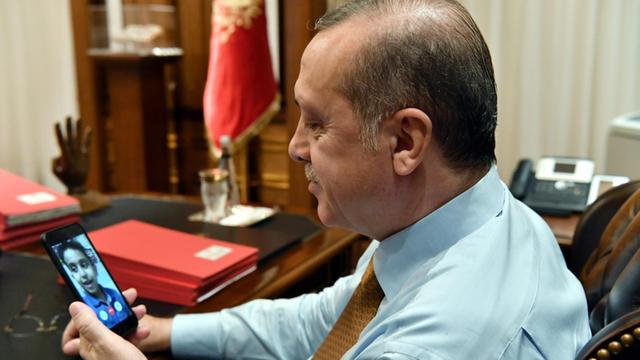 Der türkische Präsident Recep Tayyip Erdogan spricht mit Bedirhan, einem Leukamie-Patienten, mittels Video-Anruf