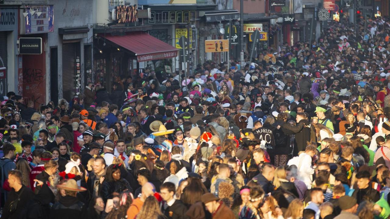 Karnevals-Eröffnung am 11.11.2021 in Köln: Junge Menschen feiern in dem 2G-Bereich um den Zülpicher Platz 