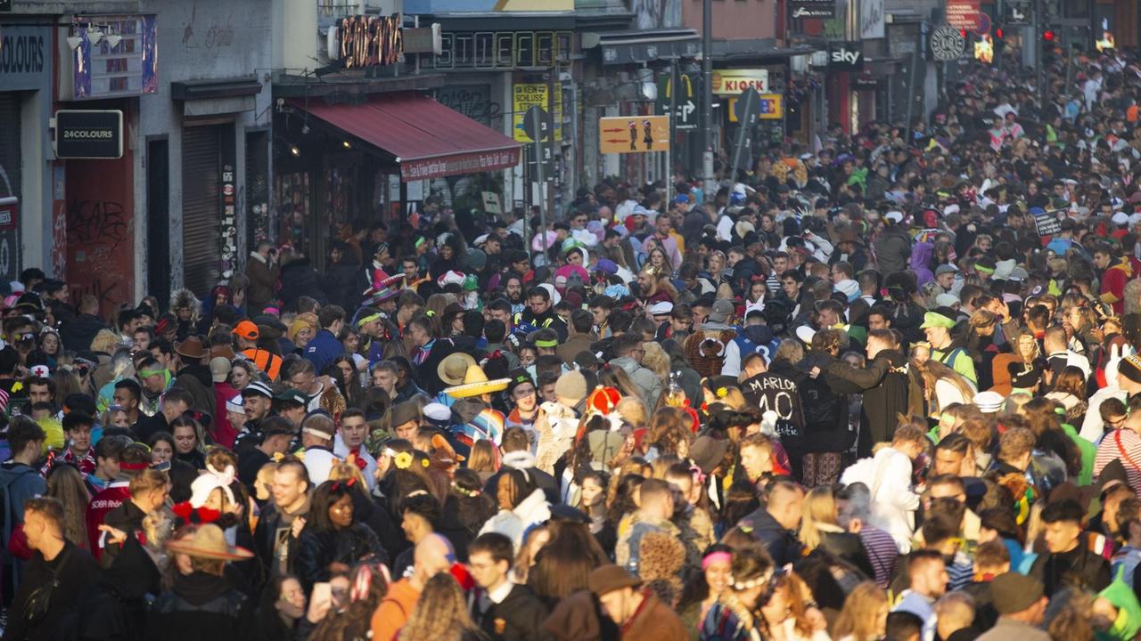 Karnevals-Eröffnung am 11.11.2021 in Köln: Menschen feiern im 2G-Bereich um den Zülpicher Platz und der Zülpicher Strase. Karnevals-Eröffnung am 11.11.2021 in Köln: Menschen feiern im 2G-Bereich um den Zülpicher Platz und der Zülpicher Strase.