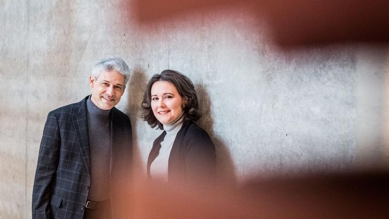 Die Musiker sind durch einen Spalt in einem großen Raum zu sehen. Die Musiker sind durch einen Spalt in einem großen Raum zu sehen.