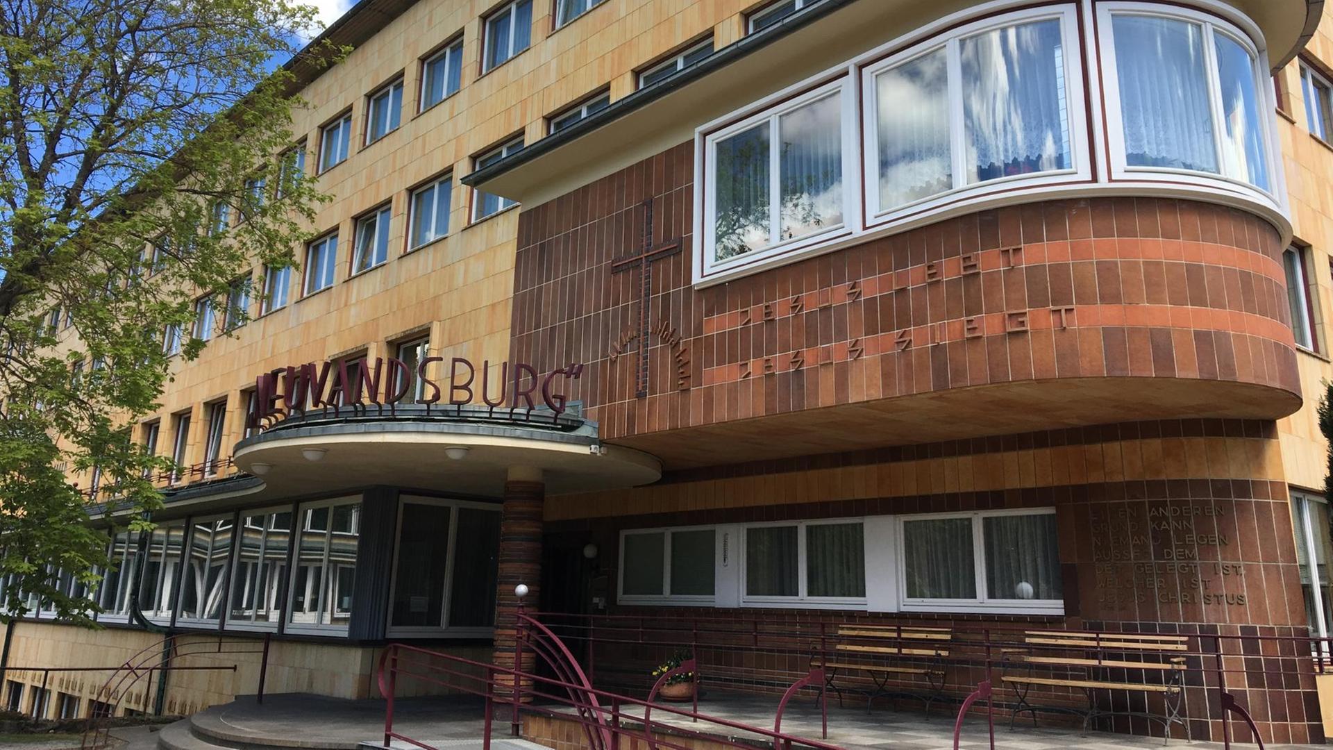 Die sandfarbene Aussenfassade vom Diakonissen-Mutterhaus in Elbingerode mutet modern an, wurde aber bereits unter dem Einfluss des Bauhauses errichtet. In dem kleinen Vorsprung über dem Eingang beifndet sich das Büro der Oberin. Die sandfarbene Aussenfassade vom Diakonissen-Mutterhaus in Elbingerode mutet modern an, wurde aber bereits unter dem Einfluss des Bauhauses errichtet. In dem kleinen Vorsprung über dem Eingang beifndet sich das Büro der Oberin.
