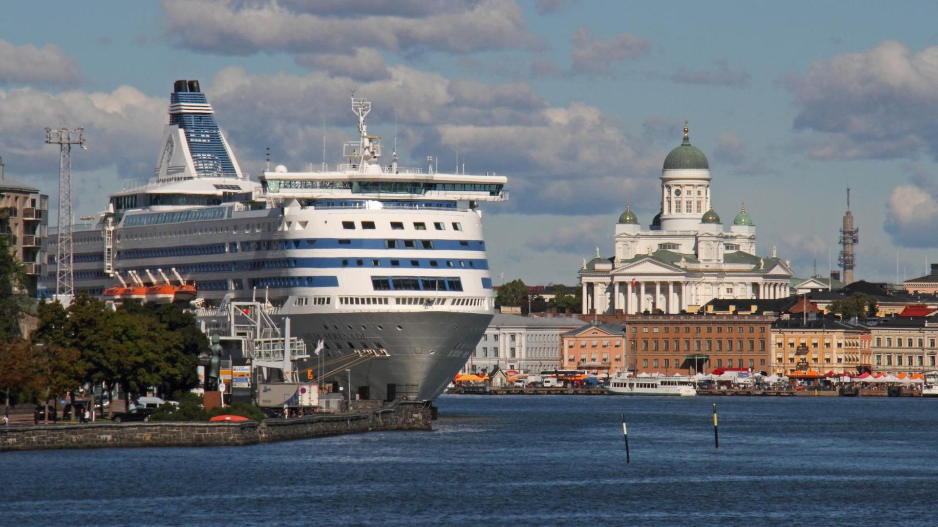Blick auf den Dom von Helsinki, im Vordergrund der Hafen in dem eine der großen Ostseefähren ankommt.