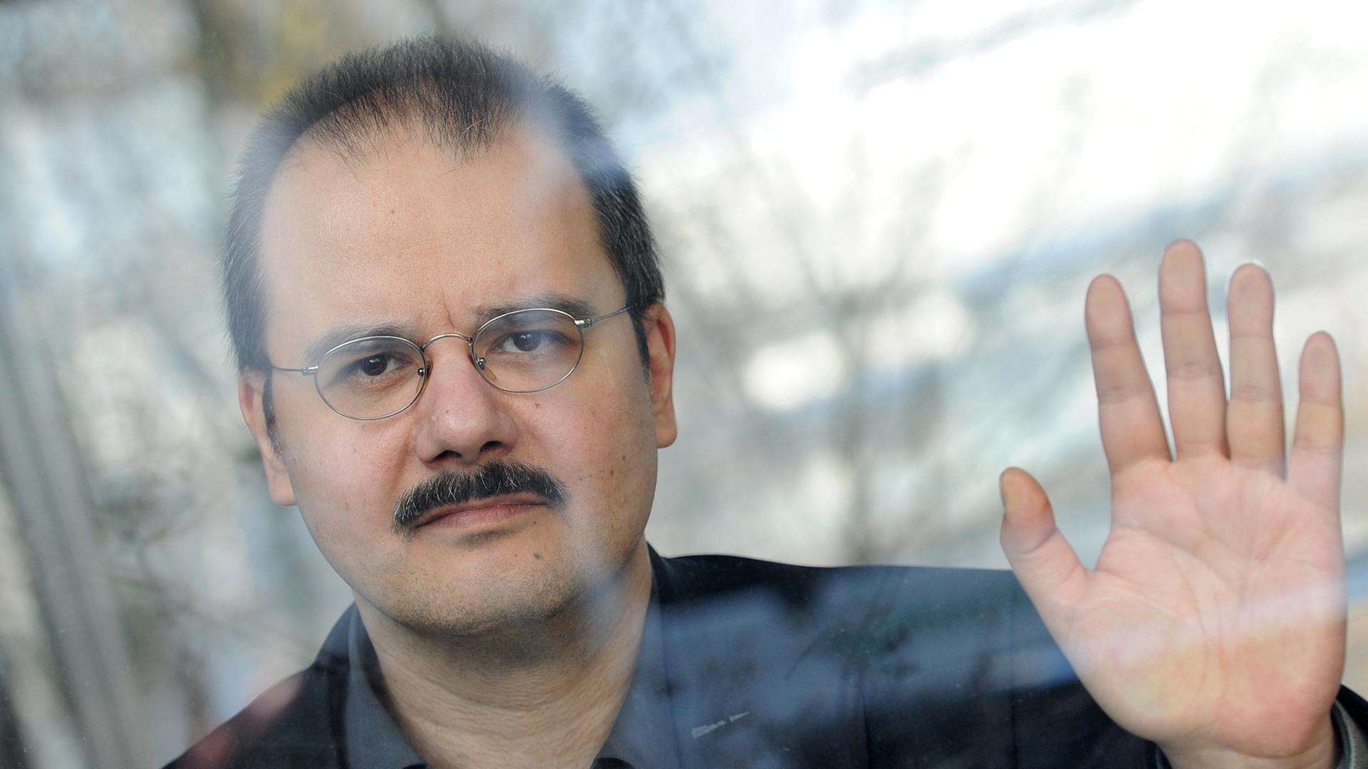 Der deutsche Schriftsteller Sherko Fatah posiert am Donnerstag (15.03.2012) in Leipzig auf der Leipziger Buchmesse. Sherko Fatah ist der Sohn eines Kurden aus dem irakischen Kurdistan und einer deutschen Mutter. Er verbrachte die ersten Jahre seiner Kindheit in der DDR. Der deutsche Schriftsteller Sherko Fatah posiert am Donnerstag (15.03.2012) in Leipzig auf der Leipziger Buchmesse. Sherko Fatah ist der Sohn eines Kurden aus dem irakischen Kurdistan und einer deutschen Mutter. Er verbrachte die ersten Jahre seiner Kindheit in der DDR.