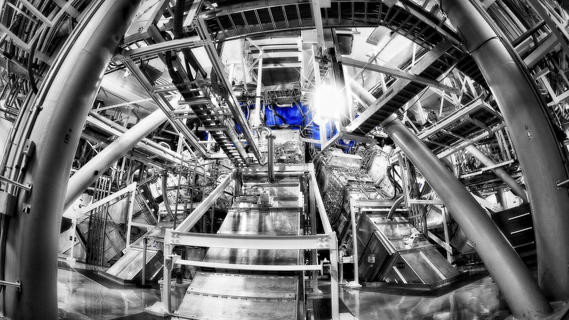Blick in die untere Hemisphäre der Zielkammer der National Ignition Facility, NIF Blick in die untere Hemisphäre der Zielkammer der National Ignition Facility, NIF