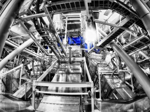 Blick in die untere Hemisphäre der Zielkammer der National Ignition Facility, NIF