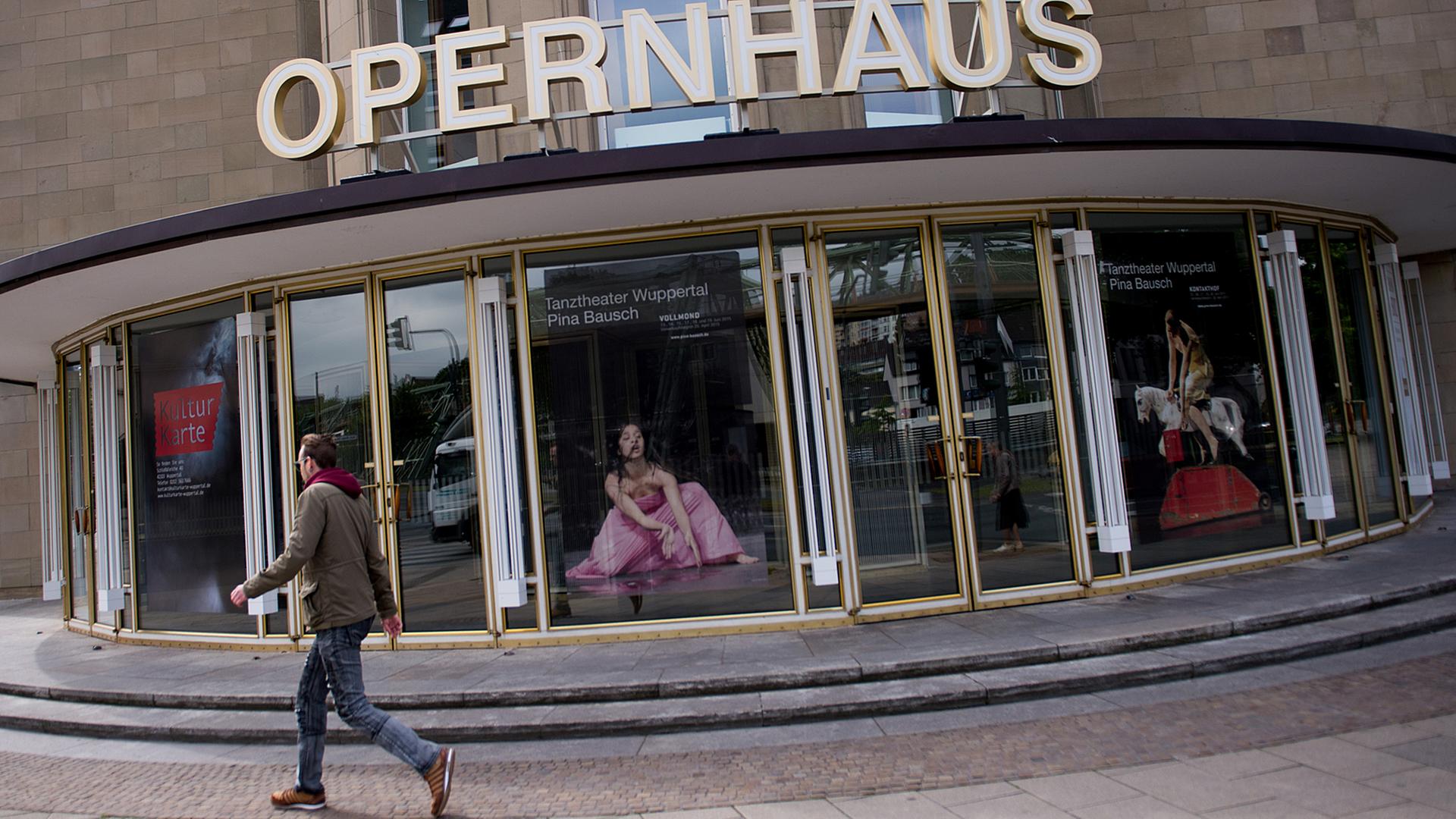 Plakate des Pina Bausch Tanztheater hängen im Foyer des Opernhauses in Wuppertal. Plakate des Pina Bausch Tanztheater hängen im Foyer des Opernhauses in Wuppertal.