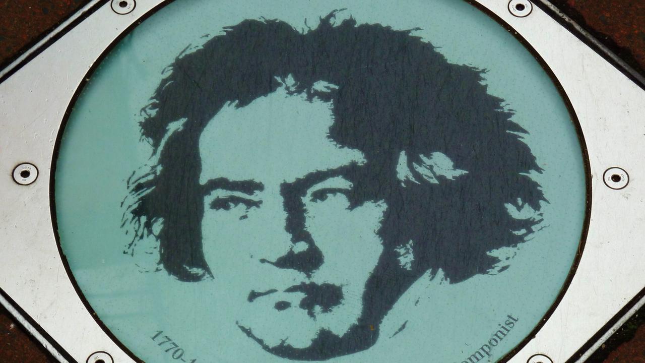 Das Foto zeigt eine Bodenplatte mit dem Porträt von Ludwig van Beethoven (1770−1826) Das Foto zeigt eine Bodenplatte mit dem Porträt von Ludwig van Beethoven (1770−1826)