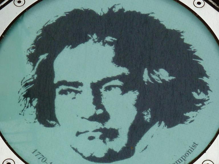 Das Foto zeigt eine Bodenplatte mit dem Porträt von Ludwig van Beethoven (1770−1826)
