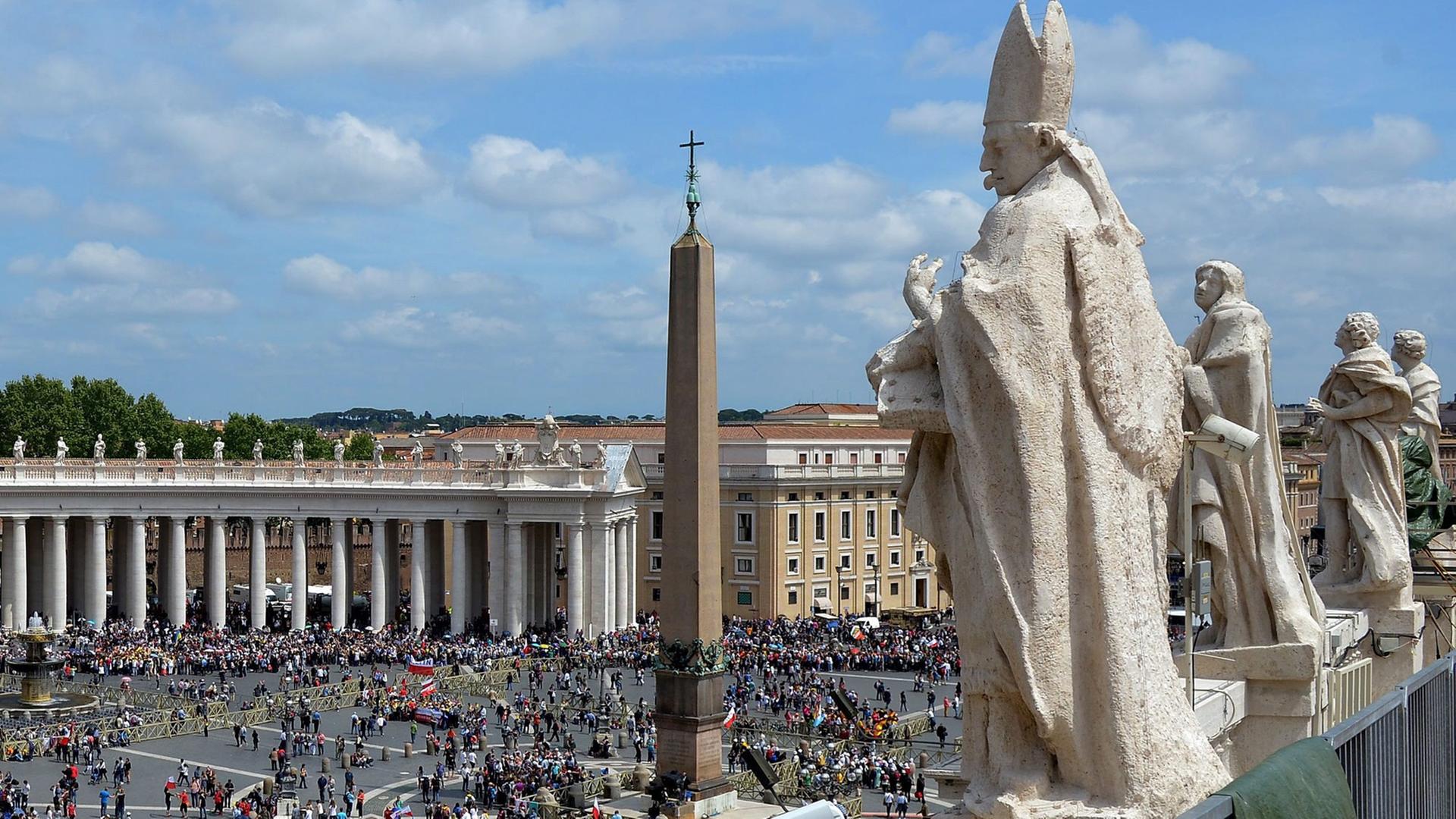 Vor den Heiligsprechungen der Päpste Johannes XXIII. und Johannes Paul II. füllt sich der Petersplatz in Rom. Vor den Heiligsprechungen der Päpste Johannes XXIII. und Johannes Paul II. füllt sich der Petersplatz in Rom.