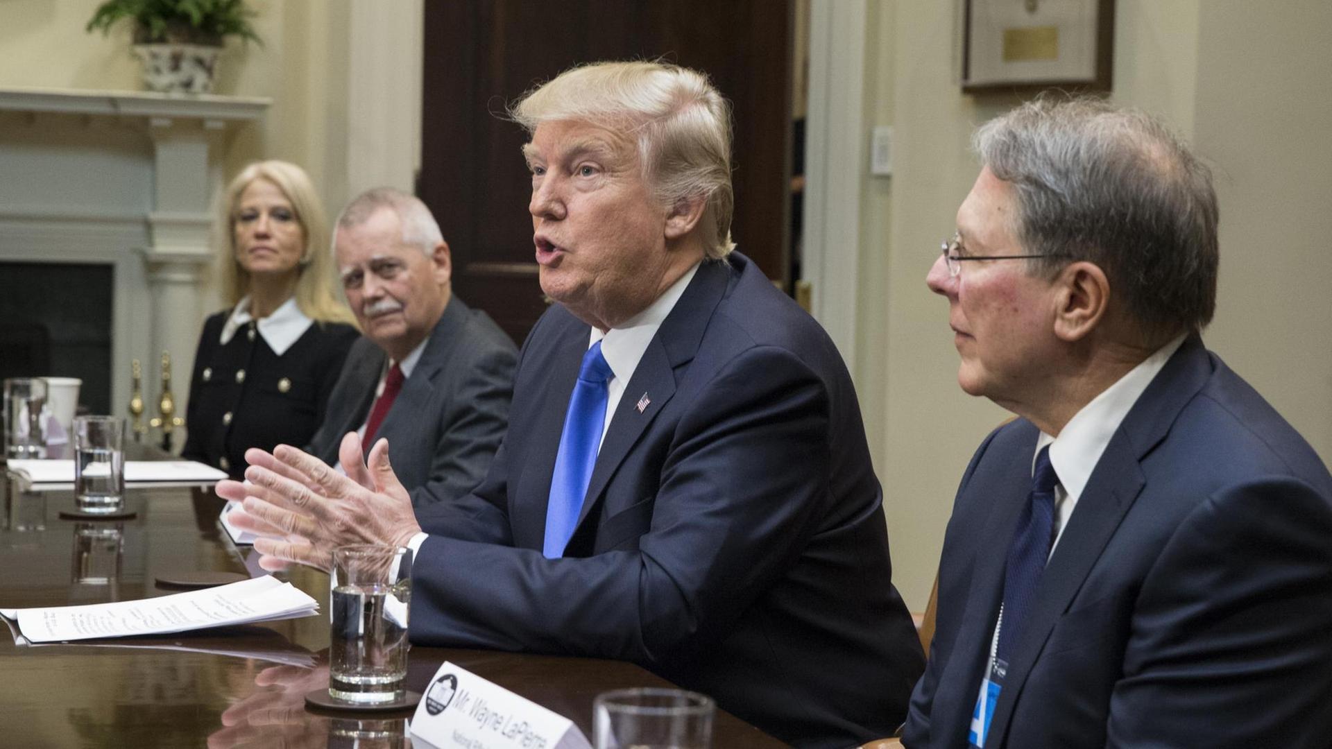 US-Präsident Donald Trump sitzt am 01.01.2017 neben seiner Beraterin Kellyanne Conway (l.), dem Direktor des "National Right To Life Committee" David O'Steen (2. von l.) und dem Vize-Präsident der "National Rifle Association" (NRA) Wayne LaPierre an einem Tisch im Weißen Haus. US-Präsident Donald Trump sitzt am 01.01.2017 neben seiner Beraterin Kellyanne Conway (l.), dem Direktor des "National Right To Life Committee" David O'Steen (2. von l.) und dem Vize-Präsident der "National Rifle Association" (NRA) Wayne LaPierre an einem Tisch im Weißen Haus.