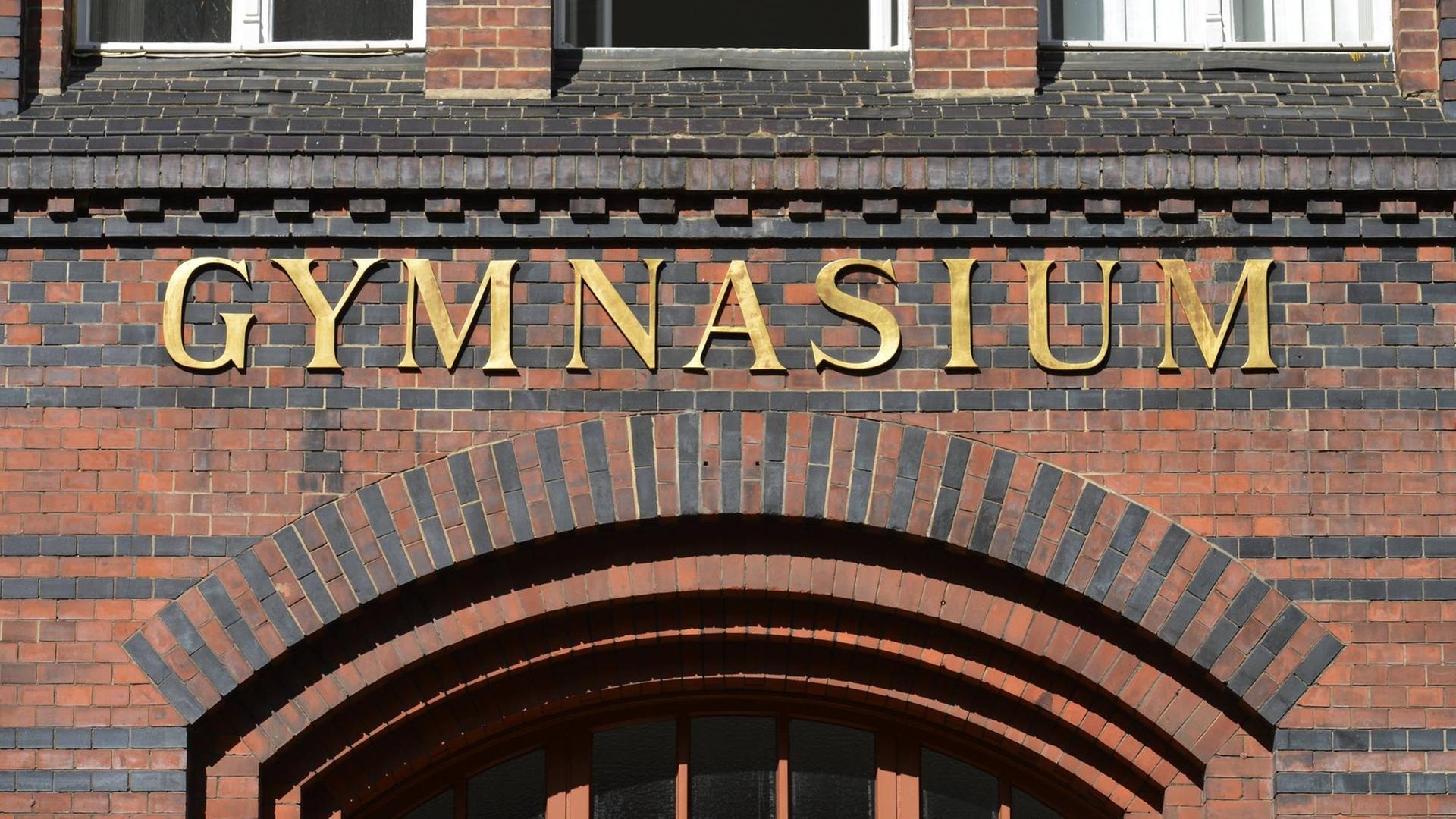 Schriftzug "Gymnasium" in goldenen Buchstaben an einem alten Backsteingebäude Schriftzug "Gymnasium" in goldenen Buchstaben an einem alten Backsteingebäude