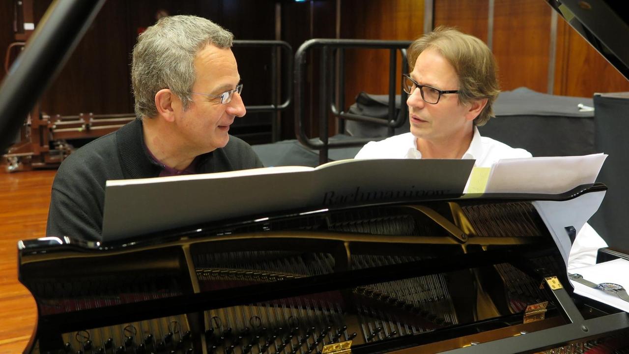 Der Pianist Michael Korstick und der Moderator Christoph Schmitz sitzen am Flügel im Deutschlandfunk Kammermusiksaal. Der Pianist Michael Korstick und der Moderator Christoph Schmitz sitzen am Flügel im Deutschlandfunk Kammermusiksaal.