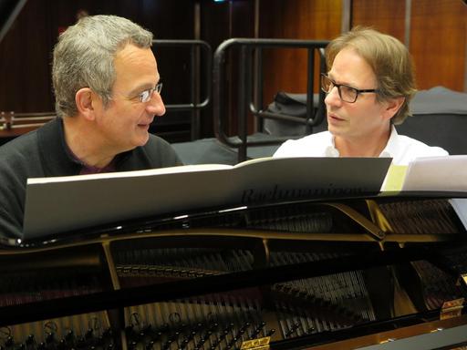 Der Pianist Michael Korstick und der Moderator Christoph Schmitz sitzen am Flügel im Deutschlandfunk Kammermusiksaal.